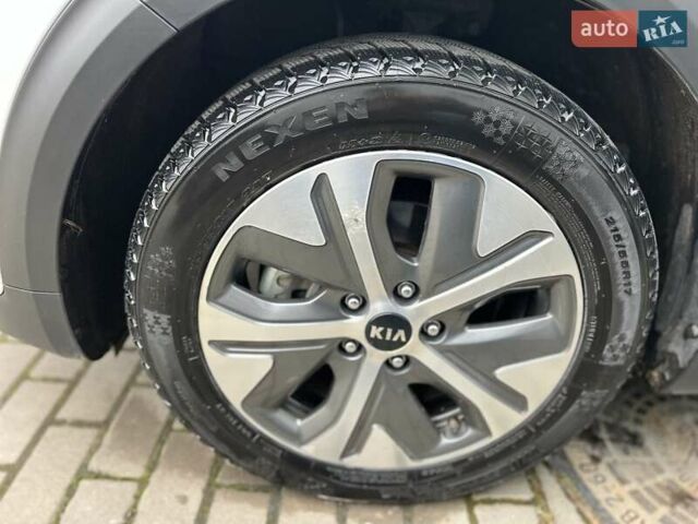 Белый Киа Niro, объемом двигателя 0 л и пробегом 150 тыс. км за 18000 $, фото 20 на Automoto.ua