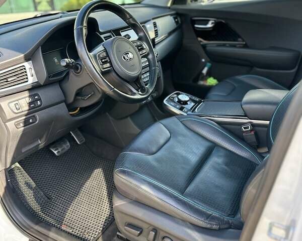 Білий Кіа Niro, об'ємом двигуна 0 л та пробігом 157 тис. км за 16900 $, фото 26 на Automoto.ua