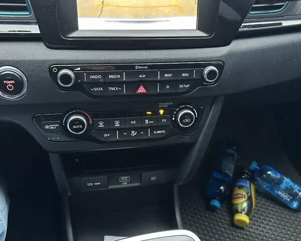 Білий Кіа Niro, об'ємом двигуна 0 л та пробігом 105 тис. км за 17600 $, фото 11 на Automoto.ua