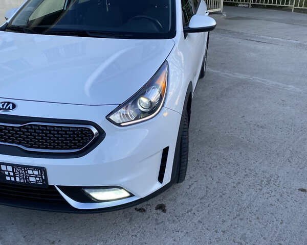 Белый Киа Niro, объемом двигателя 0 л и пробегом 101 тыс. км за 17700 $, фото 1 на Automoto.ua