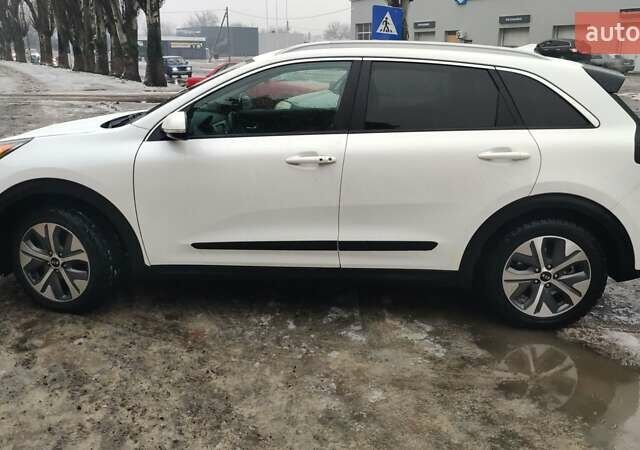 Білий Кіа Niro, об'ємом двигуна 0 л та пробігом 100 тис. км за 21000 $, фото 5 на Automoto.ua