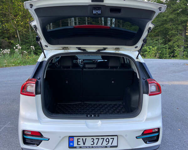 Білий Кіа Niro, об'ємом двигуна 0 л та пробігом 164 тис. км за 13500 $, фото 8 на Automoto.ua