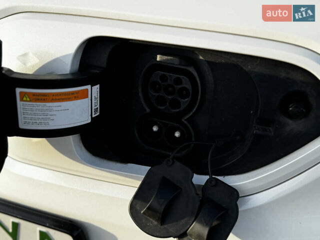 Білий Кіа Niro, об'ємом двигуна 0 л та пробігом 74 тис. км за 18700 $, фото 9 на Automoto.ua