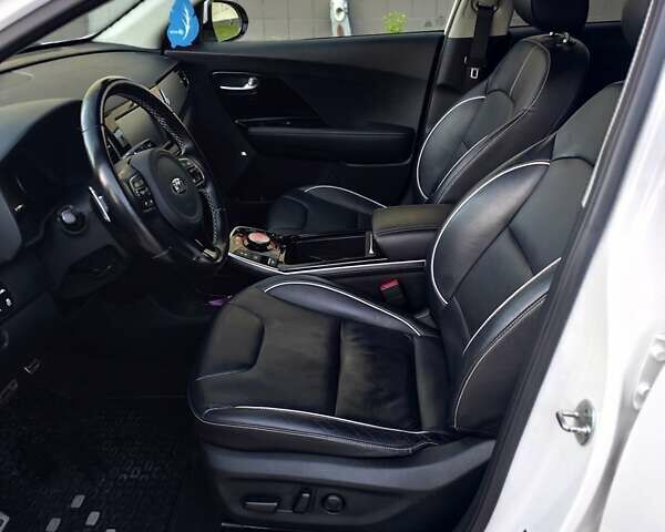 Білий Кіа Niro, об'ємом двигуна 0 л та пробігом 210 тис. км за 17600 $, фото 10 на Automoto.ua