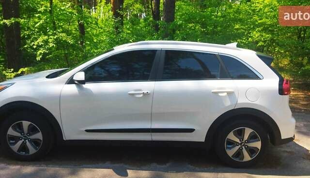 Белый Киа Niro, объемом двигателя 1.58 л и пробегом 27 тыс. км за 18750 $, фото 1 на Automoto.ua