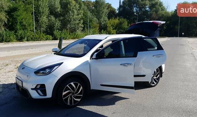 Білий Кіа Niro, об'ємом двигуна 0 л та пробігом 199 тис. км за 20000 $, фото 8 на Automoto.ua