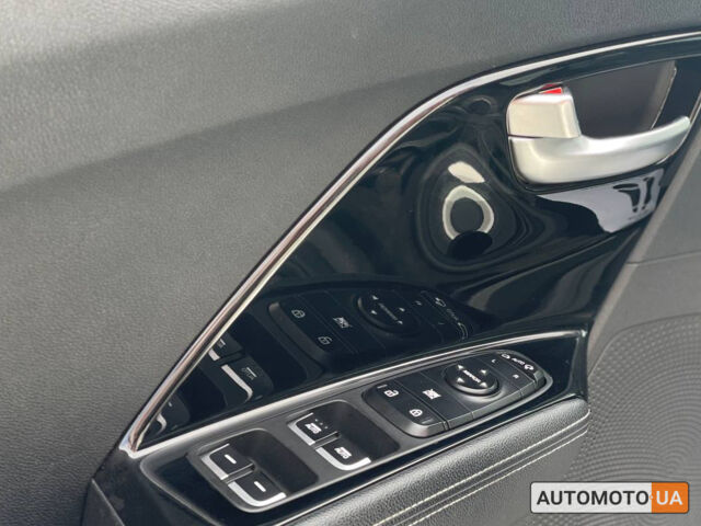 Білий Кіа Niro, об'ємом двигуна 64 л та пробігом 103 тис. км за 20400 $, фото 6 на Automoto.ua