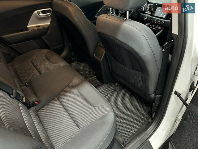 Белый Киа Niro, объемом двигателя 1.58 л и пробегом 103 тыс. км за 16500 $, фото 10 на Automoto.ua