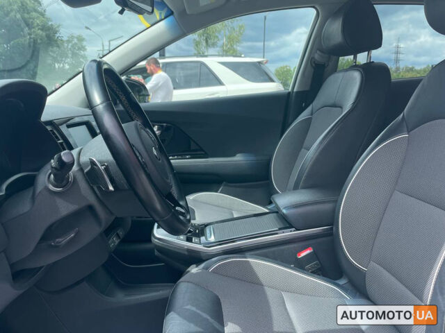 Білий Кіа Niro, об'ємом двигуна 64 л та пробігом 103 тис. км за 20400 $, фото 8 на Automoto.ua