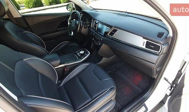 Білий Кіа Niro, об'ємом двигуна 0 л та пробігом 199 тис. км за 20000 $, фото 29 на Automoto.ua
