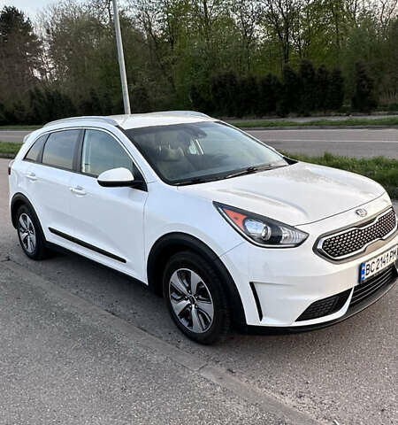 Білий Кіа Niro, об'ємом двигуна 1.6 л та пробігом 182 тис. км за 16500 $, фото 35 на Automoto.ua