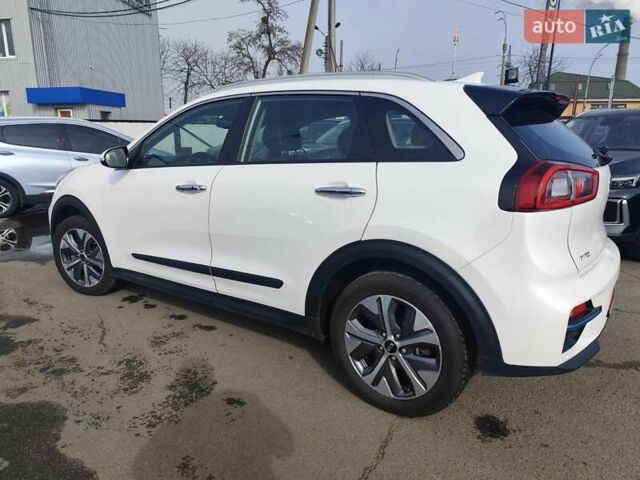 Белый Киа Niro, объемом двигателя 0 л и пробегом 105 тыс. км за 17555 $, фото 1 на Automoto.ua