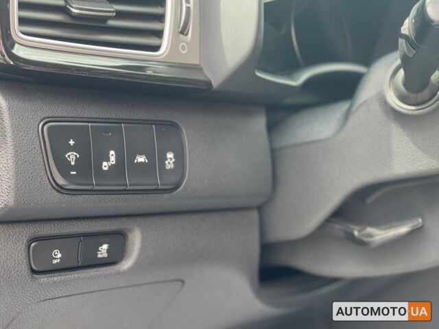 Білий Кіа Niro, об'ємом двигуна 64 л та пробігом 103 тис. км за 20400 $, фото 7 на Automoto.ua