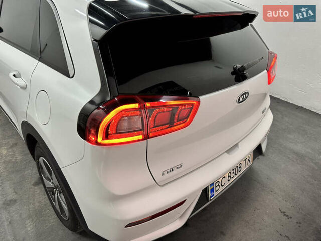 Белый Киа Niro, объемом двигателя 1.58 л и пробегом 103 тыс. км за 16500 $, фото 5 на Automoto.ua