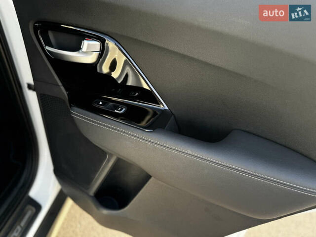 Білий Кіа Niro, об'ємом двигуна 0 л та пробігом 74 тис. км за 18700 $, фото 29 на Automoto.ua