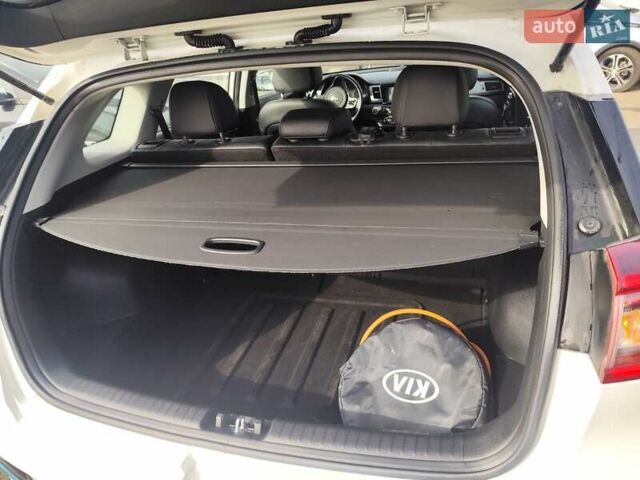Белый Киа Niro, объемом двигателя 0 л и пробегом 105 тыс. км за 17555 $, фото 52 на Automoto.ua