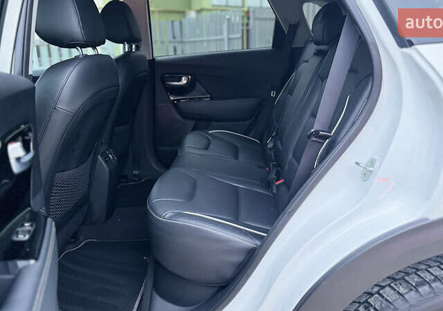 Білий Кіа Niro, об'ємом двигуна 0 л та пробігом 124 тис. км за 16999 $, фото 44 на Automoto.ua