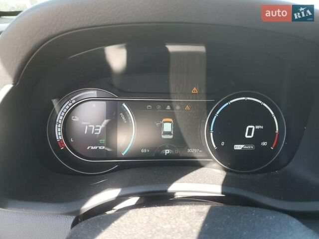 Білий Кіа Niro, об'ємом двигуна 0 л та пробігом 30 тис. км за 5600 $, фото 8 на Automoto.ua