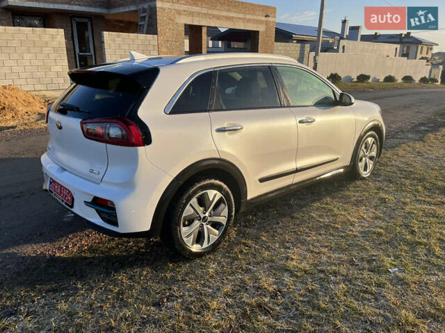 Білий Кіа Niro, об'ємом двигуна 0 л та пробігом 70 тис. км за 18600 $, фото 5 на Automoto.ua