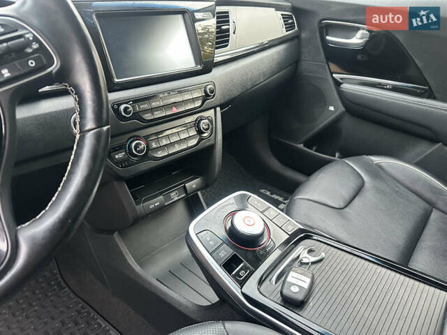 Киа Niro 2019 в Луцке на Automoto.ua Белый Киа Niro, объемом двигателя 0 л и пробегом 176 тыс. км за 15900 $, фото 11 на Automoto.ua