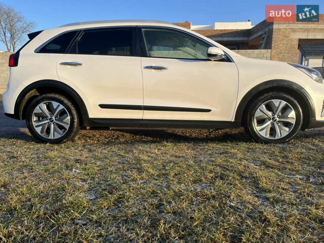 Білий Кіа Niro, об'ємом двигуна 0 л та пробігом 70 тис. км за 18600 $, фото 4 на Automoto.ua