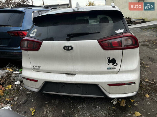 Білий Кіа Niro, об'ємом двигуна 1.58 л та пробігом 97 тис. км за 8900 $, фото 8 на Automoto.ua