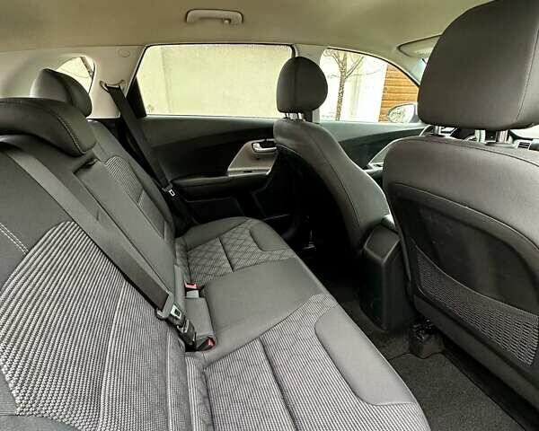 Белый Киа Niro, объемом двигателя 1.6 л и пробегом 213 тыс. км за 16500 $, фото 28 на Automoto.ua