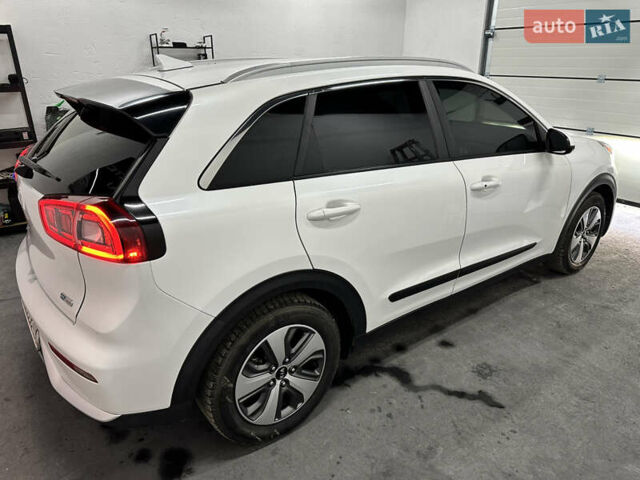 Белый Киа Niro, объемом двигателя 1.58 л и пробегом 103 тыс. км за 16500 $, фото 6 на Automoto.ua