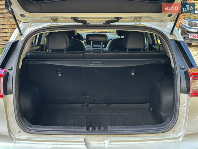 Білий Кіа Niro, об'ємом двигуна 0 л та пробігом 204 тис. км за 17800 $, фото 101 на Automoto.ua