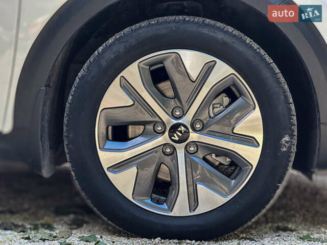 Білий Кіа Niro, об'ємом двигуна 0 л та пробігом 204 тис. км за 17800 $, фото 61 на Automoto.ua