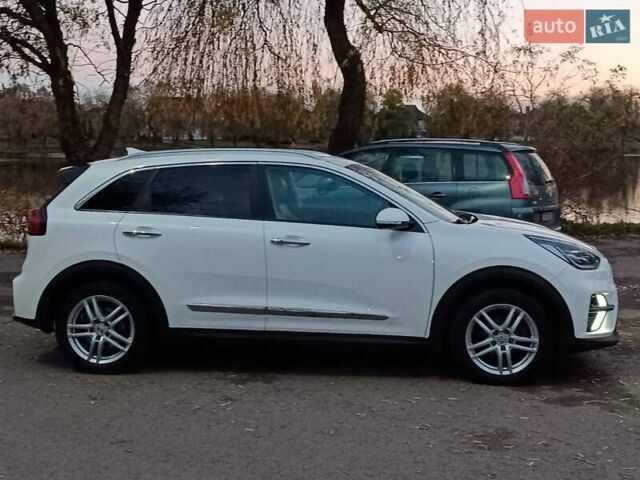 Білий Кіа Niro, об'ємом двигуна 0 л та пробігом 210 тис. км за 17600 $, фото 18 на Automoto.ua