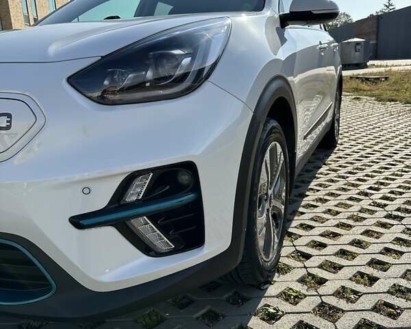 Білий Кіа Niro, об'ємом двигуна 0 л та пробігом 157 тис. км за 16900 $, фото 10 на Automoto.ua