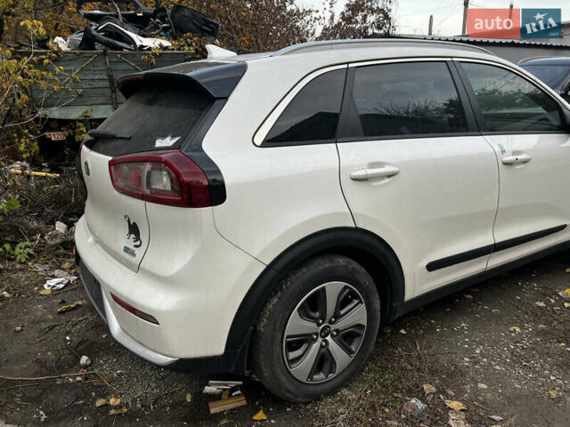 Білий Кіа Niro, об'ємом двигуна 1.58 л та пробігом 97 тис. км за 8900 $, фото 7 на Automoto.ua