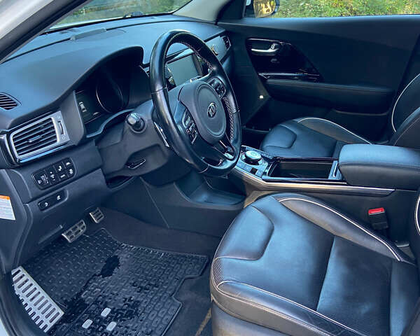 Білий Кіа Niro, об'ємом двигуна 0 л та пробігом 164 тис. км за 13500 $, фото 19 на Automoto.ua