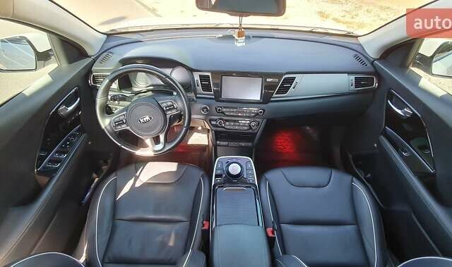 Білий Кіа Niro, об'ємом двигуна 0 л та пробігом 199 тис. км за 20000 $, фото 38 на Automoto.ua