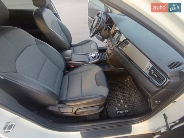 Белый Киа Niro, объемом двигателя 0 л и пробегом 127 тыс. км за 17400 $, фото 19 на Automoto.ua