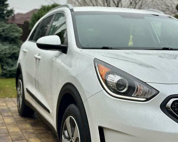 Белый Киа Niro, объемом двигателя 1.6 л и пробегом 213 тыс. км за 16500 $, фото 4 на Automoto.ua