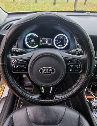 Белый Киа Niro, объемом двигателя 1.58 л и пробегом 191 тыс. км за 17300 $, фото 7 на Automoto.ua