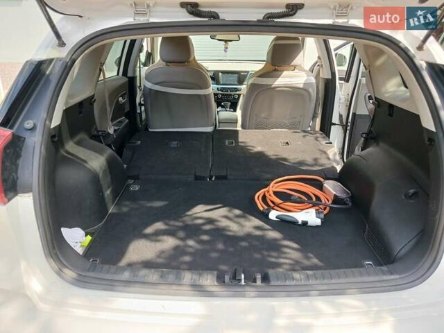 Белый Киа Niro, объемом двигателя 1.58 л и пробегом 93 тыс. км за 17900 $, фото 7 на Automoto.ua