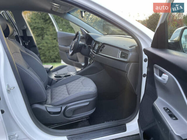 Киа Niro 2019 в Луцке на Automoto.ua Белый Киа Niro, объемом двигателя 1.58 л и пробегом 212 тыс. км за 15999 $, фото 19 на Automoto.ua