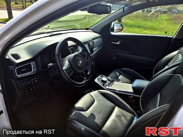 Білий Кіа Niro, об'ємом двигуна 0 л та пробігом 109 тис. км за 17700 $, фото 5 на Automoto.ua