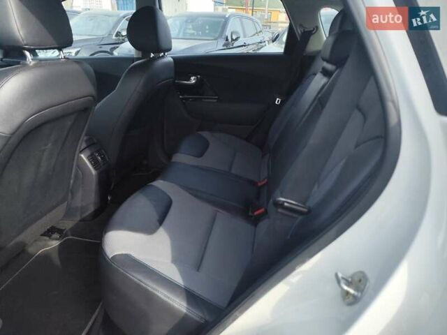 Белый Киа Niro, объемом двигателя 0 л и пробегом 105 тыс. км за 17555 $, фото 48 на Automoto.ua