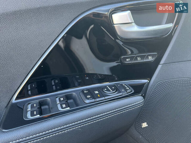 Білий Кіа Niro, об'ємом двигуна 0 л та пробігом 70 тис. км за 18600 $, фото 12 на Automoto.ua