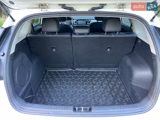 Білий Кіа Niro, об'ємом двигуна 0 л та пробігом 164 тис. км за 13500 $, фото 9 на Automoto.ua