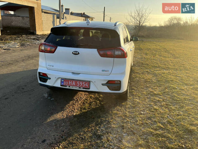 Білий Кіа Niro, об'ємом двигуна 0 л та пробігом 70 тис. км за 18600 $, фото 6 на Automoto.ua