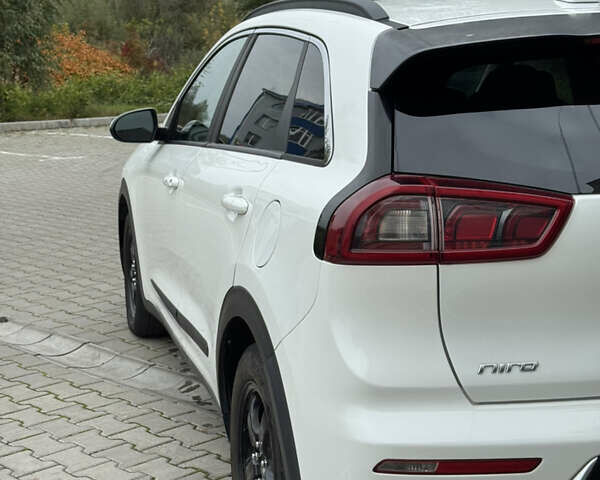 Киа Niro 2019 в Хмельницком на Automoto.ua Белый Киа Niro, объемом двигателя 1.6 л и пробегом 320 тыс. км за 12400 $, фото 4 на Automoto.ua