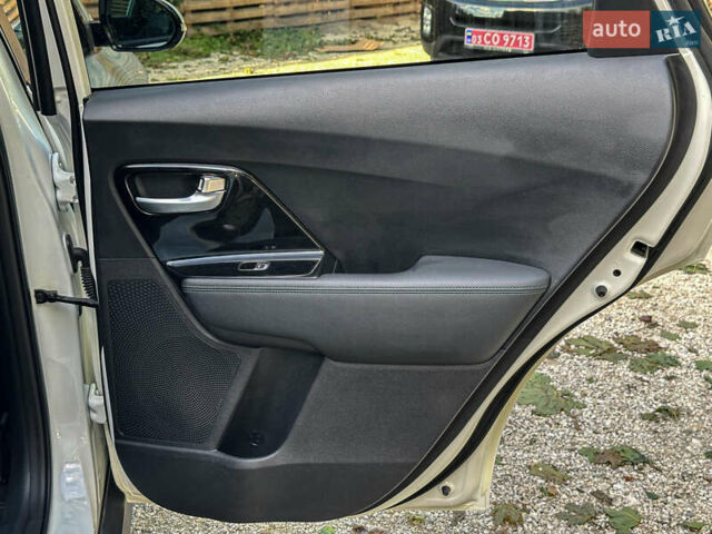Білий Кіа Niro, об'ємом двигуна 0 л та пробігом 204 тис. км за 17800 $, фото 104 на Automoto.ua