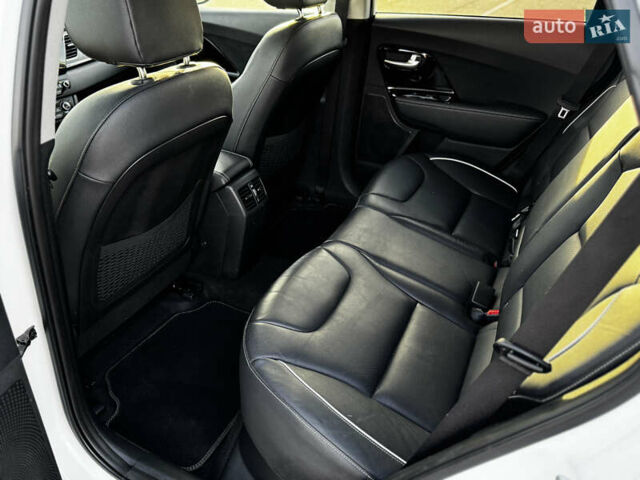 Білий Кіа Niro, об'ємом двигуна 0 л та пробігом 74 тис. км за 18700 $, фото 27 на Automoto.ua