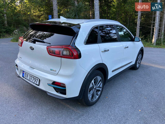 Білий Кіа Niro, об'ємом двигуна 0 л та пробігом 164 тис. км за 13500 $, фото 5 на Automoto.ua