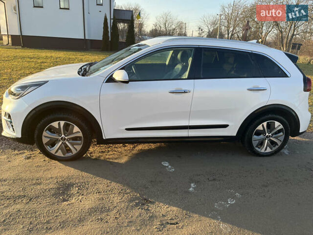Білий Кіа Niro, об'ємом двигуна 0 л та пробігом 70 тис. км за 18600 $, фото 3 на Automoto.ua
